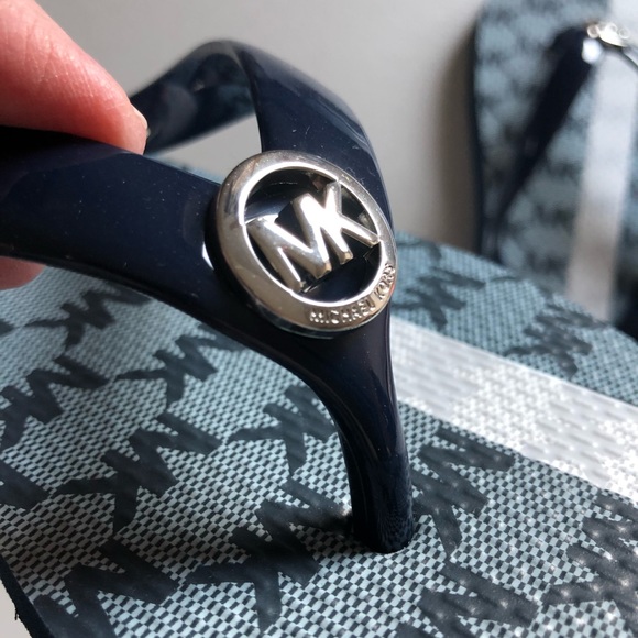 Women’s Michael Kors navy blue flip flop sandals - Picture 5 of 7